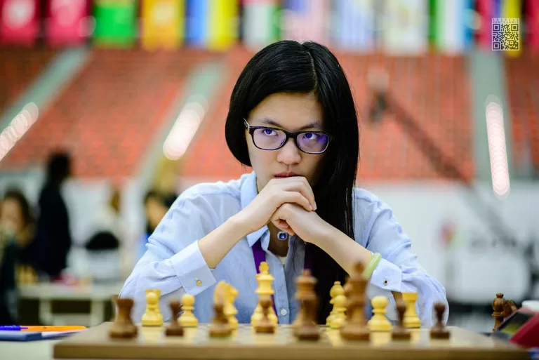 Top 100 chess players - Hou Yifan Playing Chess